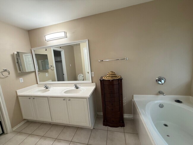 Building Photo - 43 Blue Creek Pl