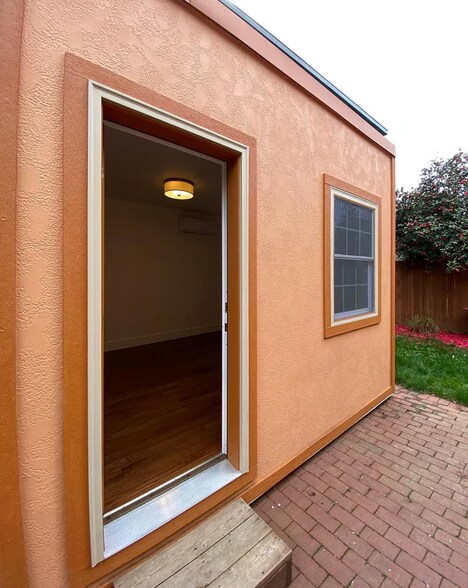 Building Photo - 7955 SE Milwaukie Ave