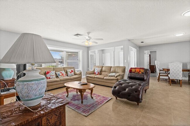 Building Photo - 710 116th Ave