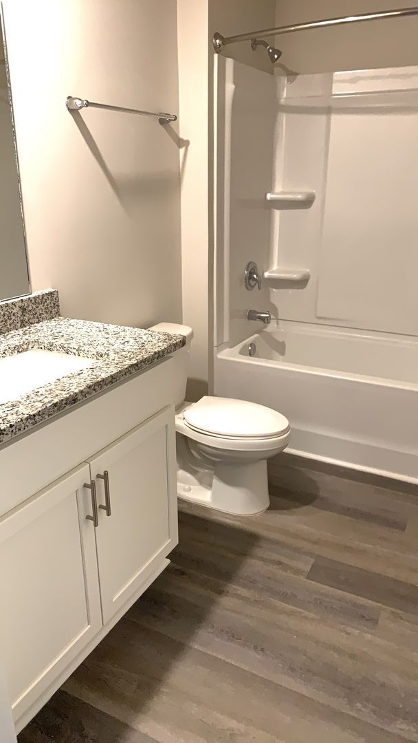 Building Photo - 4-Bedroom, 2-Bath Home in Heather Glen Com...
