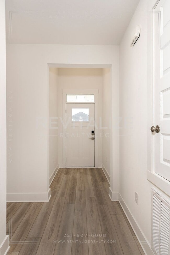 Building Photo - Charming Gold Fortified Home in Live Oak E...