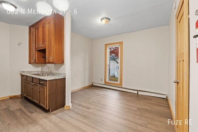 Building Photo - 602 N Mendota St