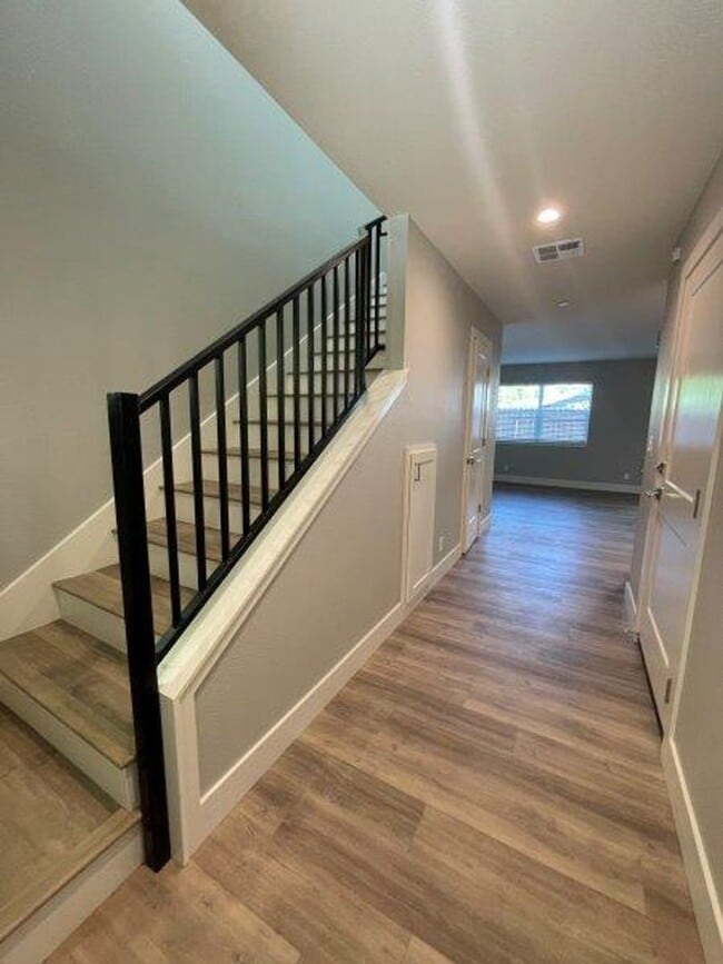 Building Photo - Tahoe Park 2 Bedroom Near UC Davis Med Center