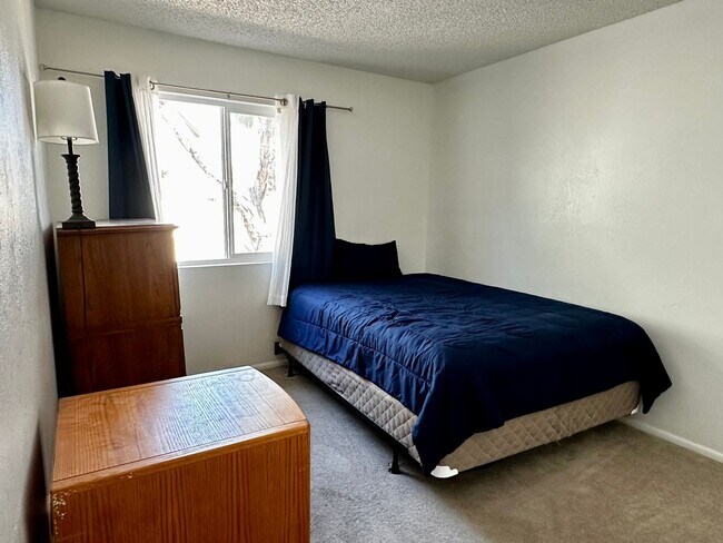 Building Photo - UPDATED 3 BEDROOM 2 BATHROOM CONVENIENTLY ...