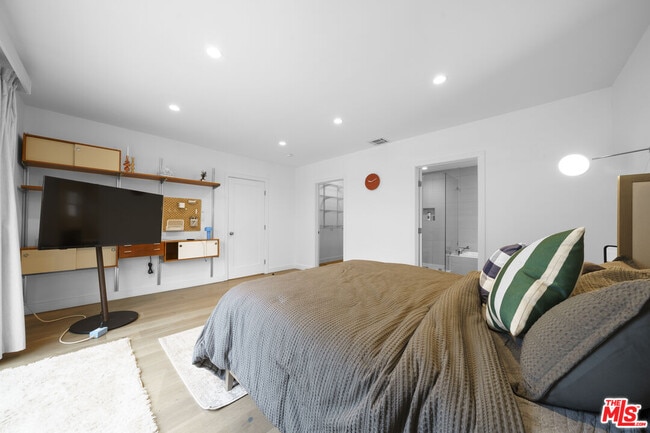 Building Photo - 848 N Las Palmas Ave