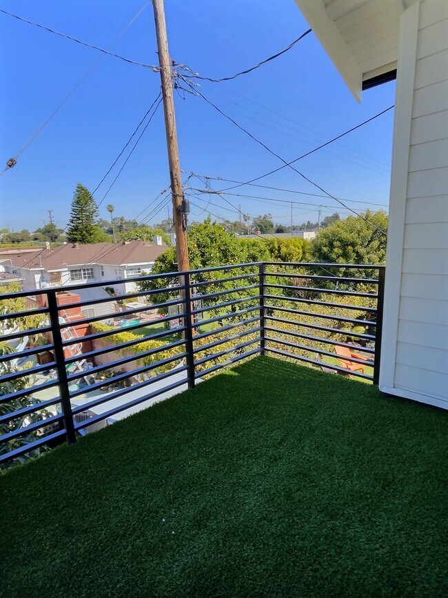 balcony - 5340 Grosvenor Blvd