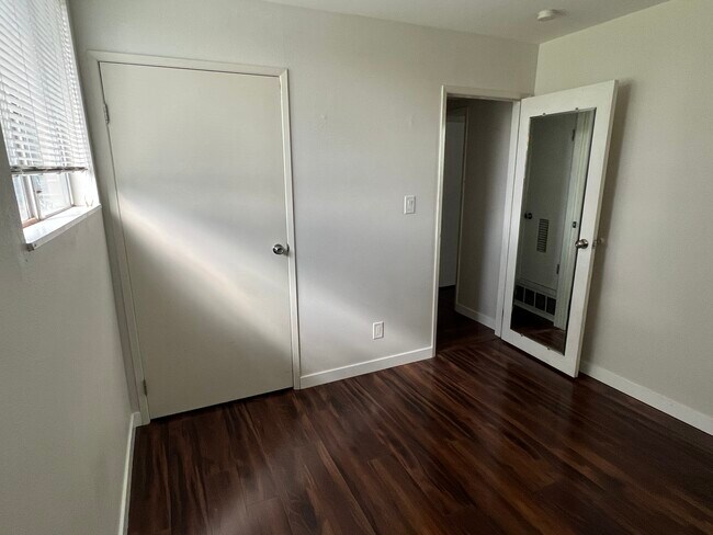 Building Photo - 1168 S Foothill Dr