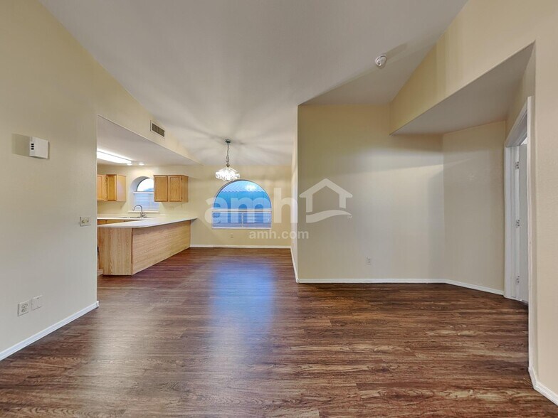 Building Photo - 4106 E Alder Ave