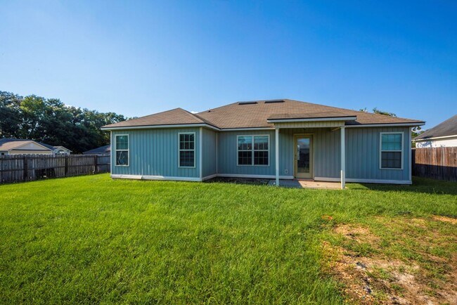 Building Photo - Charming Brick Home with Open Floor Plan & Great Outdoor Space in North Valdosta