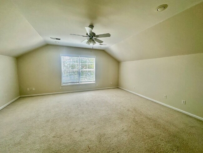 Building Photo - Spacious Four Bedroom Home in Westbury Park!