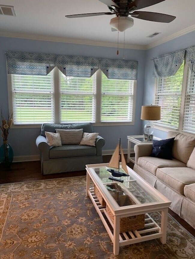 Building Photo - Amazing Furnished Town Home in Brunswick F...