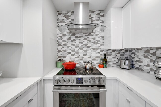 Building Photo - 5600 N Flagler Dr