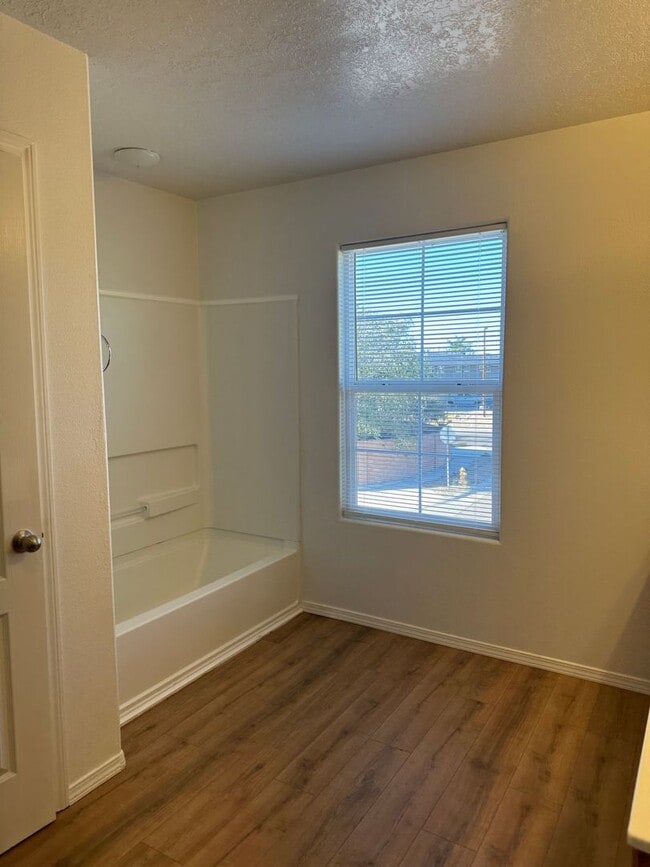 Building Photo - Three Bedroom Townhome