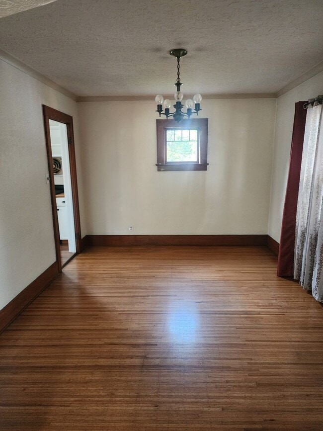Building Photo - STUNNING 3 BEDROOM SINGLE FAMILY