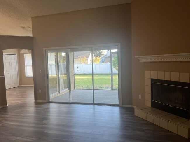 Building Photo - Large 4/2 with 2 Car Garage & Huge Fenced ...