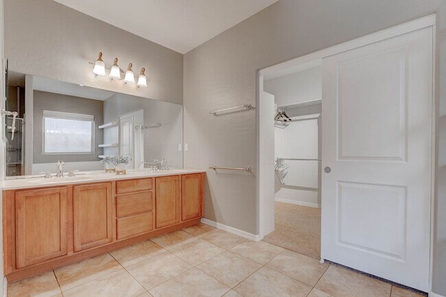 Building Photo - 2589 Chateau Clermont St