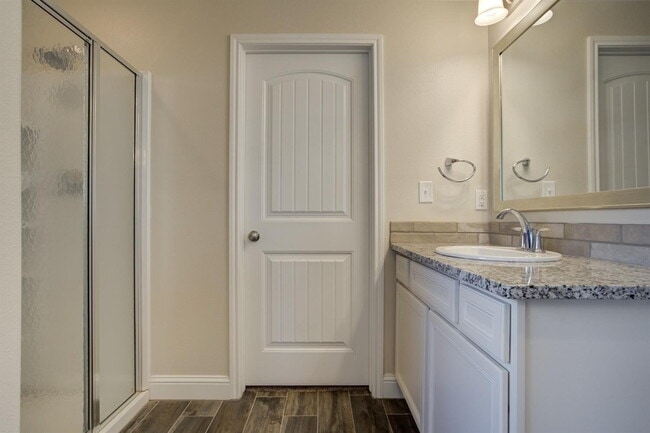 Building Photo - Immaculate newer 4/3/2 1/2 block from Quin...