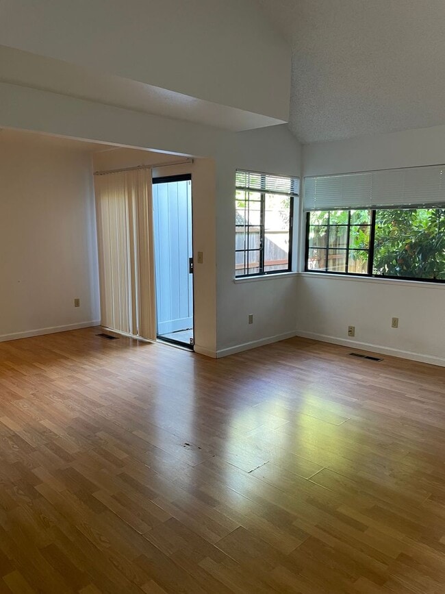 Building Photo - Bennett Valley Condo with Garage!