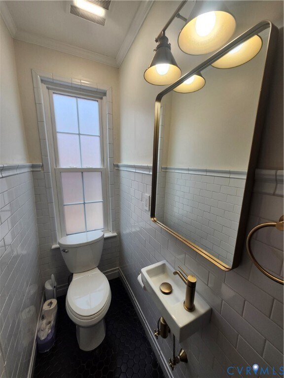 Building Photo - 4810 Grove Ave