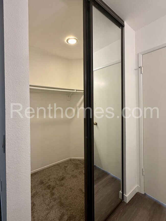 Building Photo - 9352 Twin Trails Dr