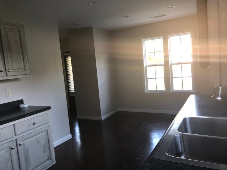 Dining area photo 2 - 40 Villa Lane