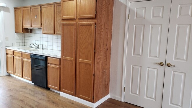 Building Photo - 2 bedroom 2 bath with a garage