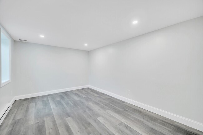 Building Photo - 615 Macdonald Ave