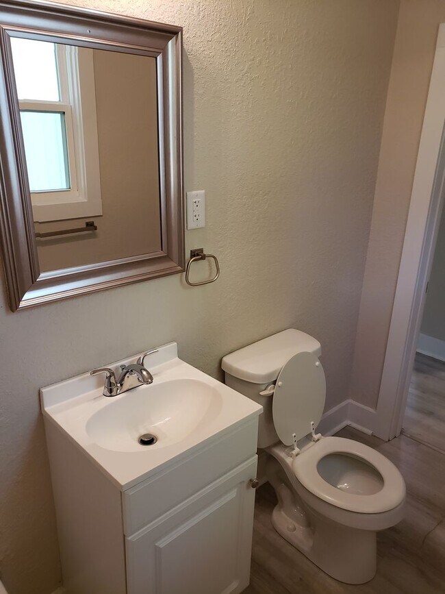 Building Photo - Spacious 2-Bedroom, 1-Bathroom Home AVAILABLE NOW!!