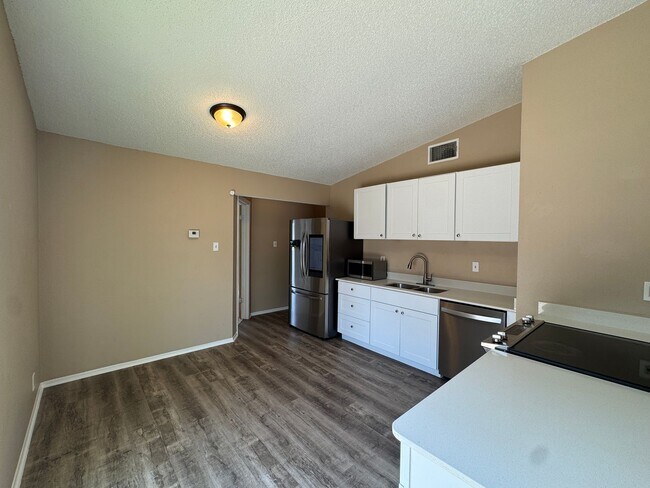 Building Photo - MOVE IN READY 3/2 LOCATED INSIDE 1604/CULE...