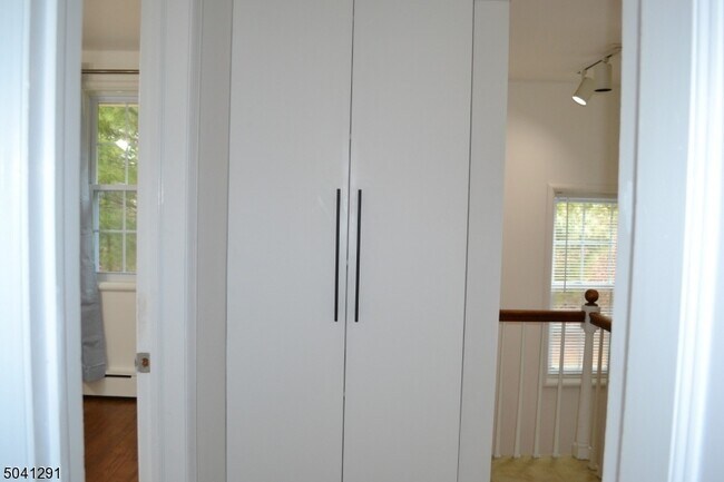 Building Photo - 3 Meadow Dr