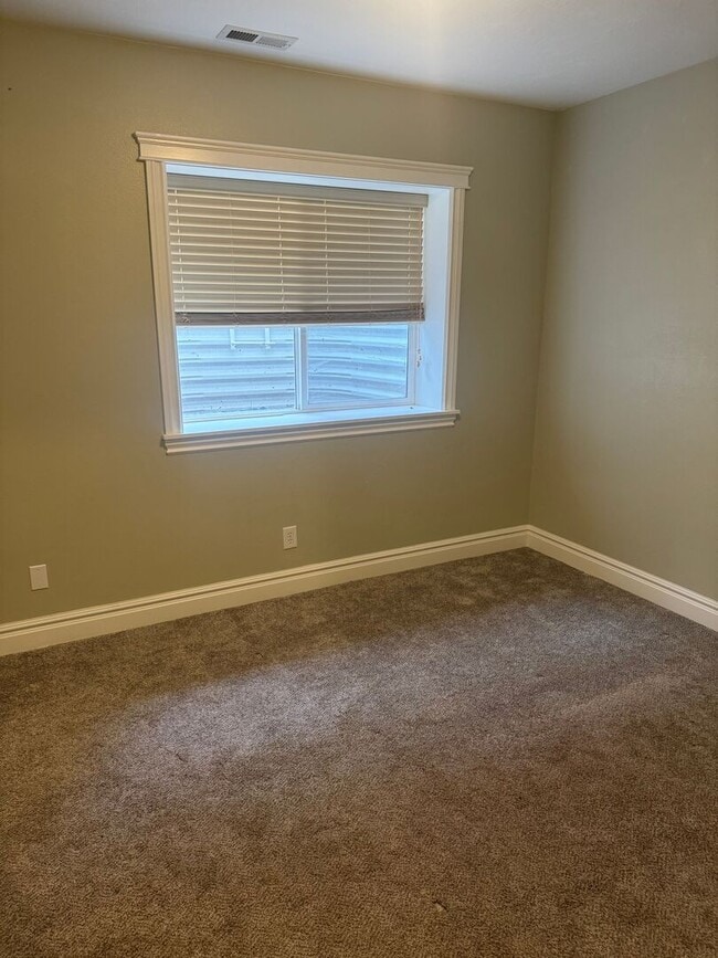 Building Photo - Large & Beautiful 6 Bedroom, 3 Bathroom Ho...