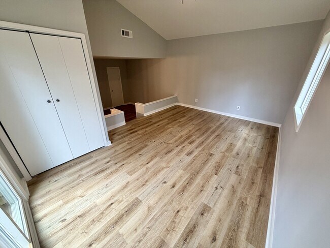 Building Photo - 6108 Deerfield Ct