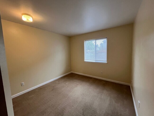 Building Photo - Spacious 3 Bedroom w/ Attached Garage