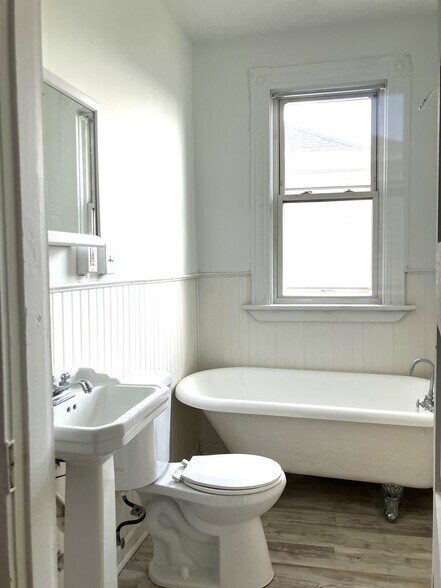 Building Photo - 507 Victoria Ave