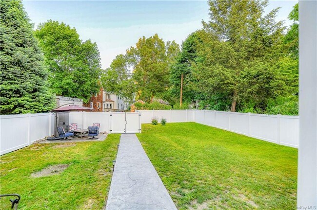 Building Photo - 105 Main St