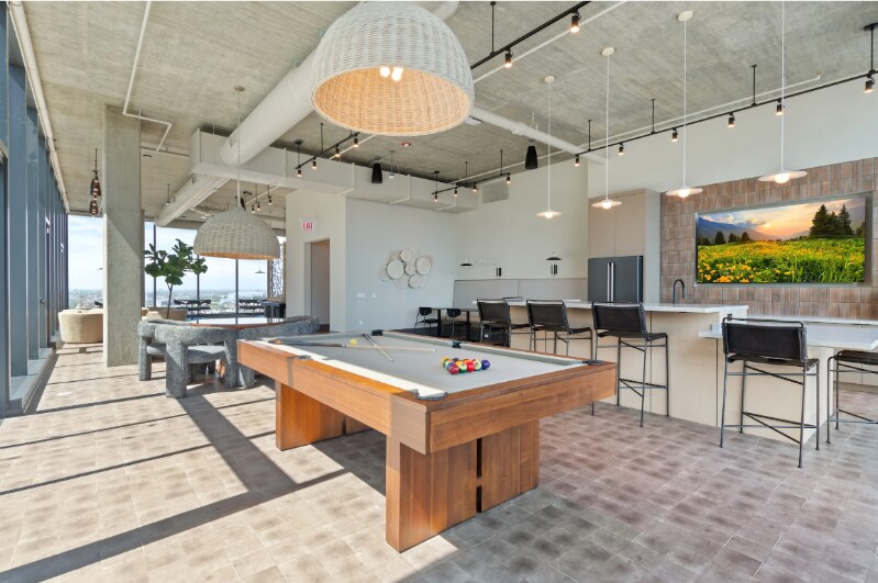 Building Photo - 1039 W Van Buren St