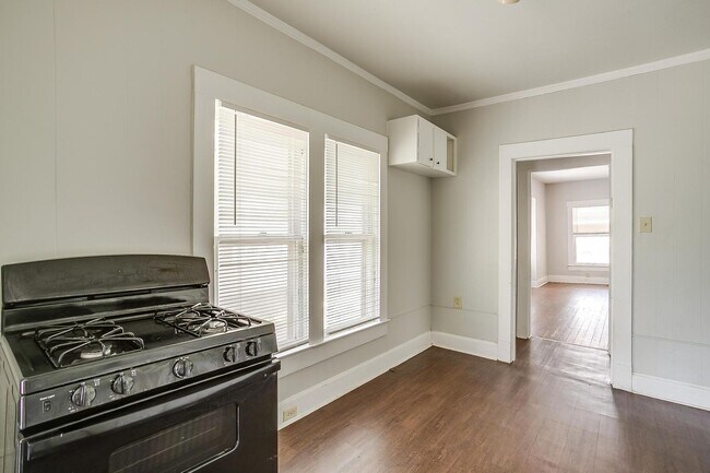 Building Photo - Large 4 Bed, 2 Bath in the heart of Histor...