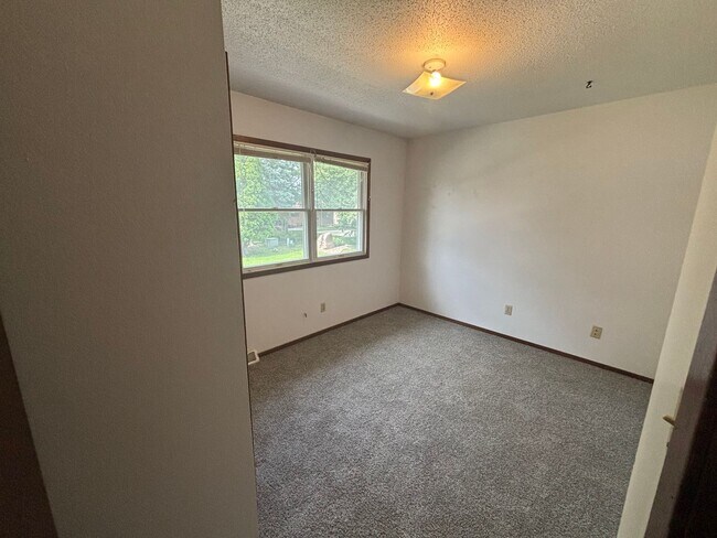 Building Photo - Fandre Dr 2823-2825