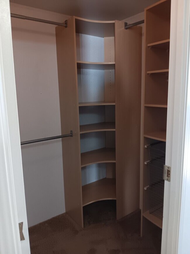 Building Photo - 4 Bed House in Cove