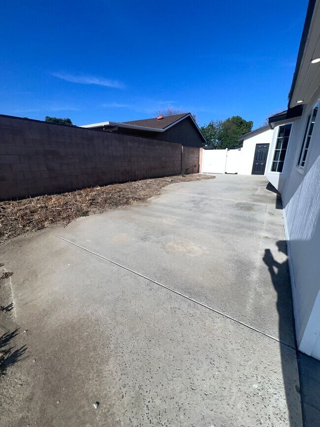 Building Photo - Spacious 3 Bedroom 2 Bath Home - Big Backyard – Simi Valley