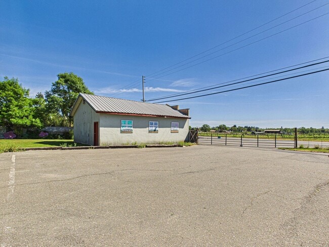 Building Photo - 2 bed 1 bath - Beautiful Outdoor Living