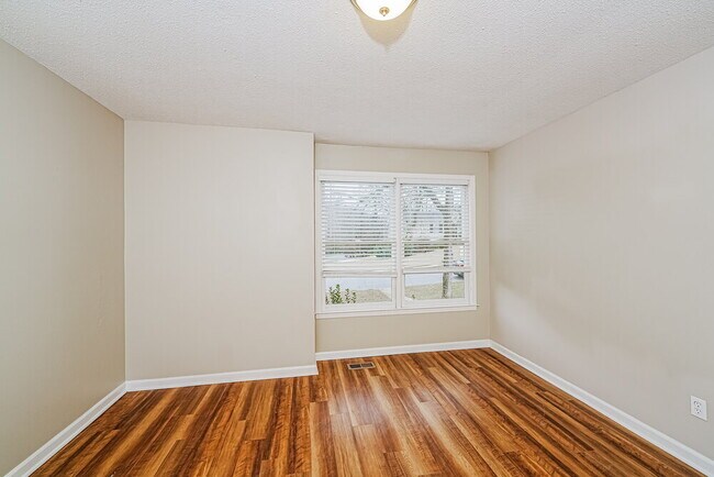 Building Photo - 800 Dunwoody Ln