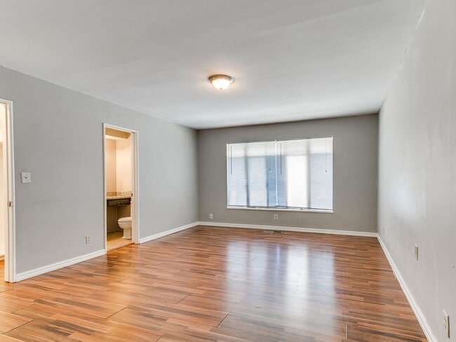 Building Photo - Cute Duplex + Heart of OKC