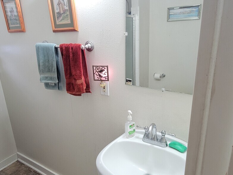 Building Photo - 3915 N Vancouver Ave