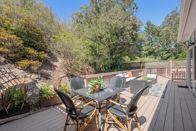 Building Photo - Beautiful 3 Bedroom 2 Bathroom Single Fami...