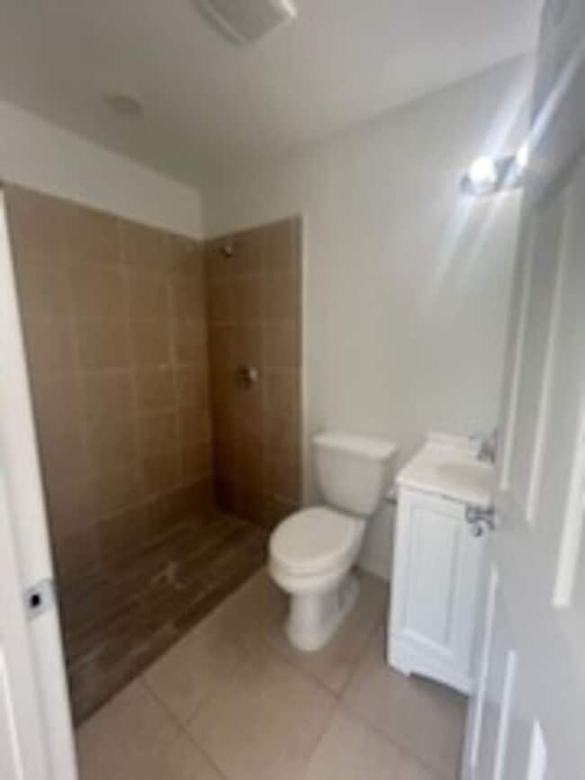 Building Photo - 3/2/1 Single Family Home Available-Cozy Pe...