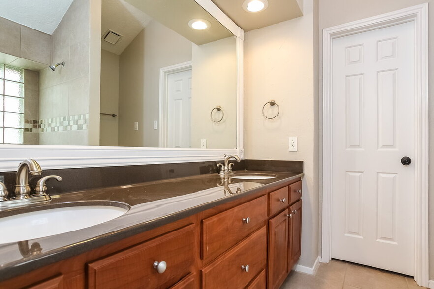 Building Photo - 9215 Grandview Park Dr