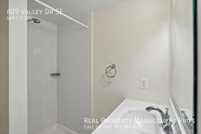 Building Photo - 609 Valley Dr SE