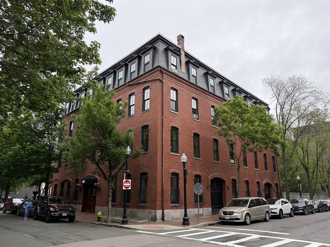 Building Photo - 30-34-34 E Concord St