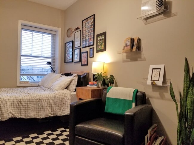 Building Photo - 1409 W Diversey Pkwy